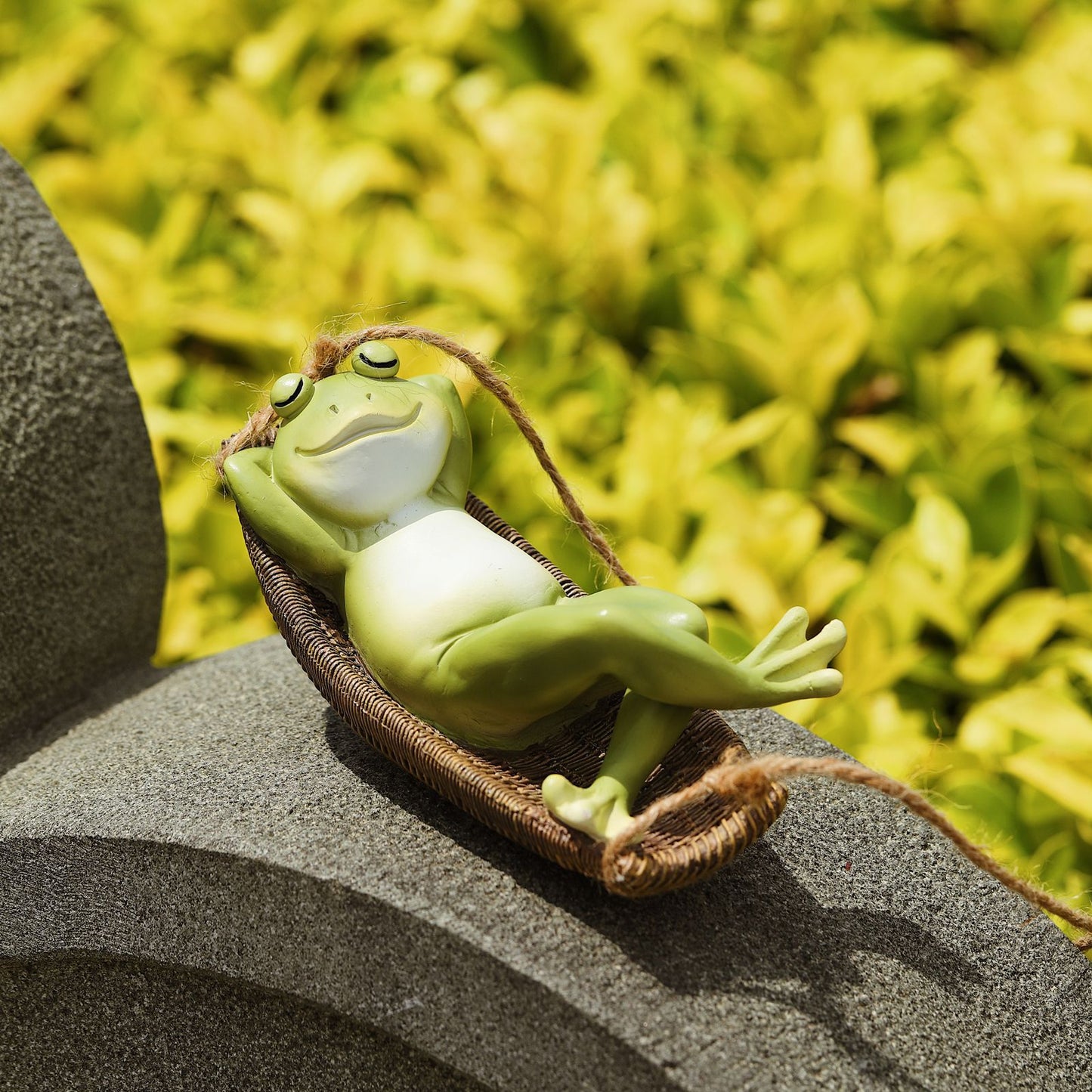 Hängende Froschfigur in Hängematte lustige Gartendeko aus Kunstharz