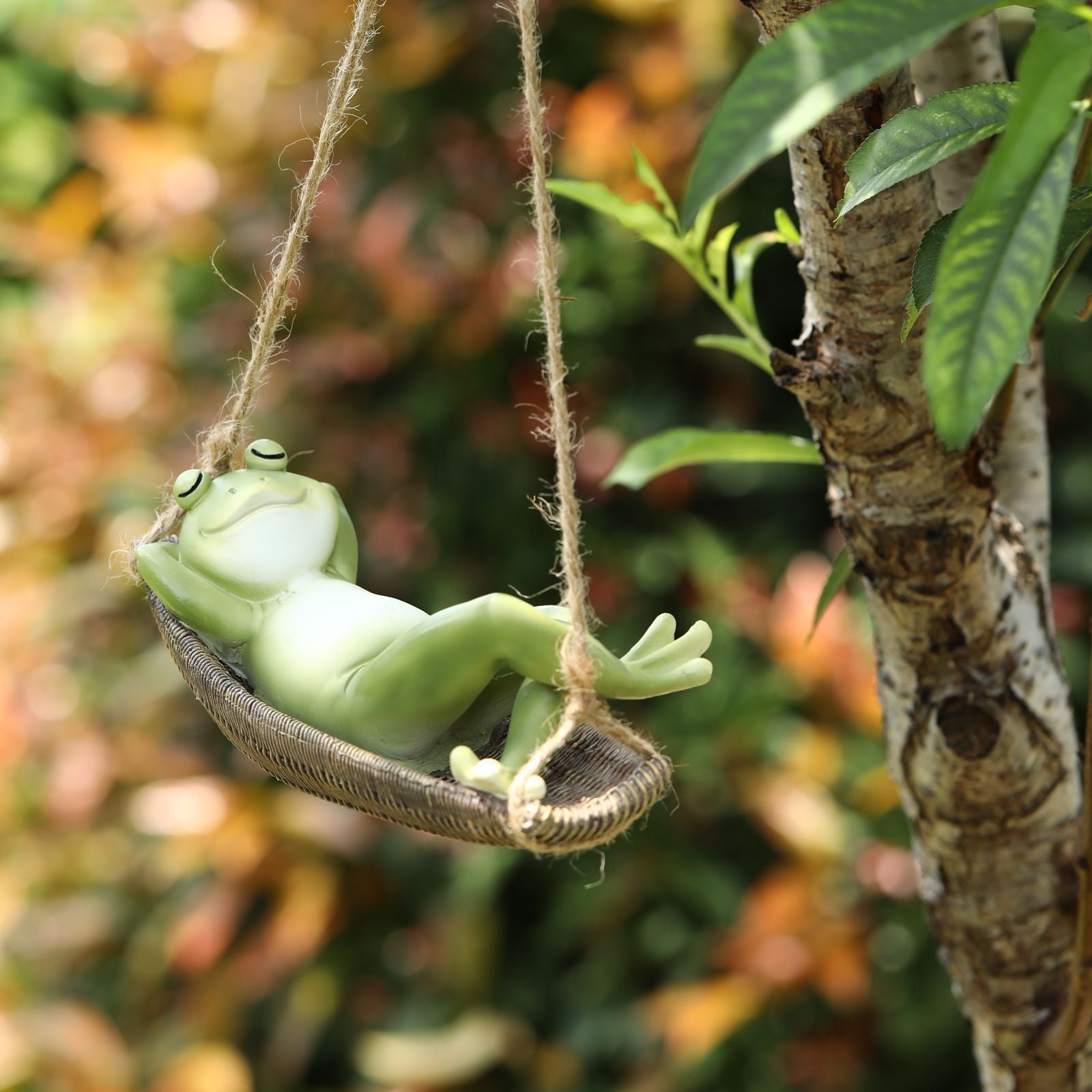 Hängende Froschfigur in Hängematte lustige Gartendeko aus Kunstharz