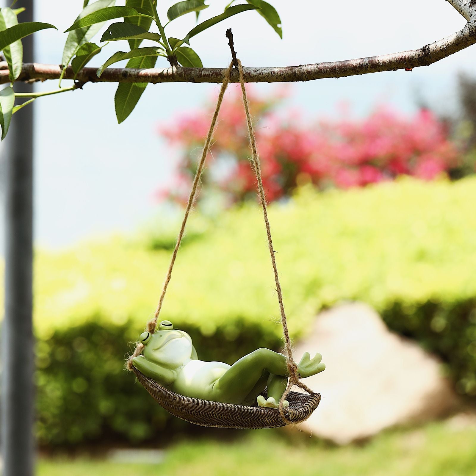 Hängende Froschfigur in Hängematte lustige Gartendeko aus Kunstharz